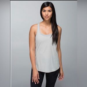 Lululemon 105 F Singlet *Silver
Heathered Light Grey / Heathered Black